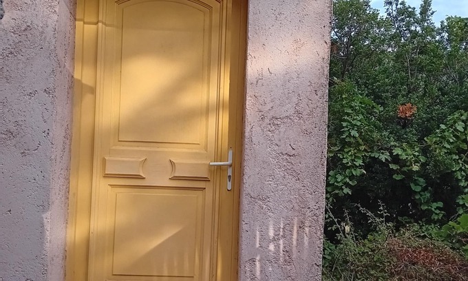 Monacia-d'Aullene House | Pretty little country house for a couple