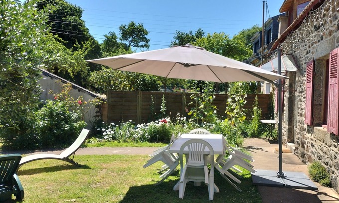 Plourhan House | Pretty longère with enclosed garden, 3 *. Ajoncs d'Or beaches and golf nearby.