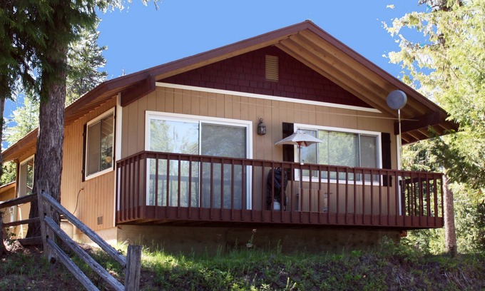 Priest River Cabin | Priest Lake Cozy cottage with modern amenities - winter or summer