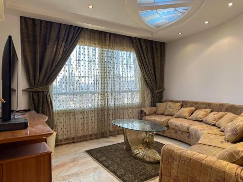 Zawiyya Al-Hamra Apartment | Prime Location 3BR Apartment Close to Airport