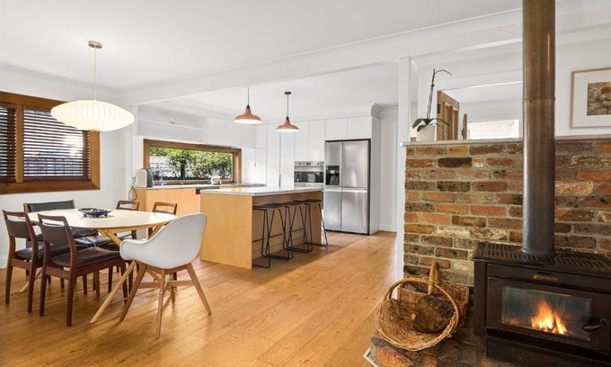 Mittagong House | Pristine 4-Bed Railway Cottage with Studio