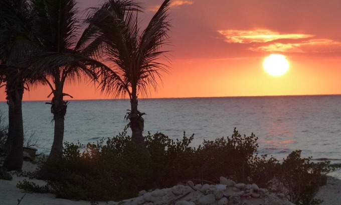 West End House | Private 2-b beachfront cottage w/hammocks, screened-in veranda, sunsets & more!