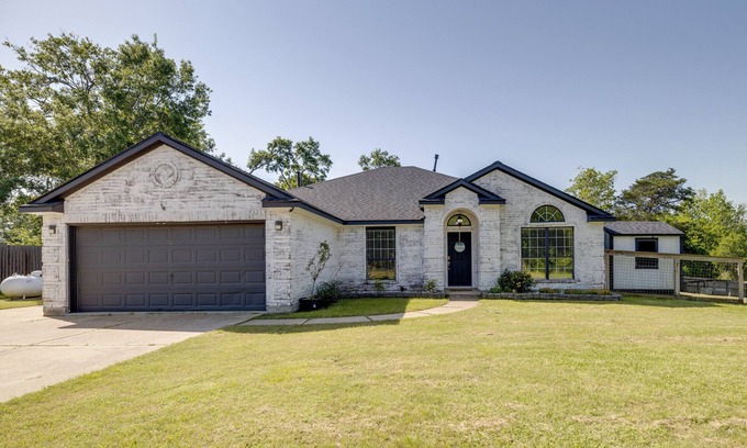 Cove House | Private Acreage, Pergola & Fire Pit: Baytown Home