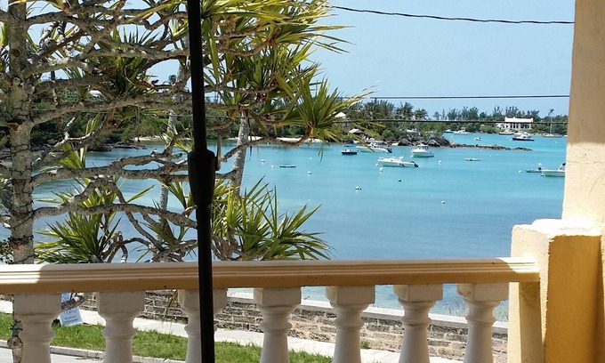 Somerset Village Apartment | Private and Dreamy.Balcony, Wine, Sunset, Upstairs with its own entrance!