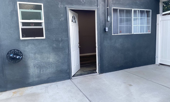 Valley Glen House | Private back House