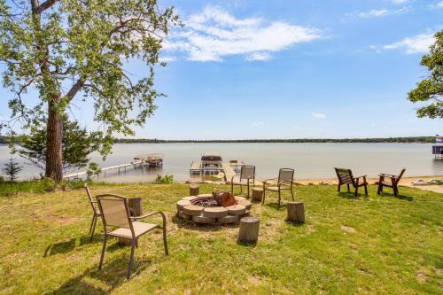 Baxter House | Private Beach and Dock White Sand Lake Retreat!