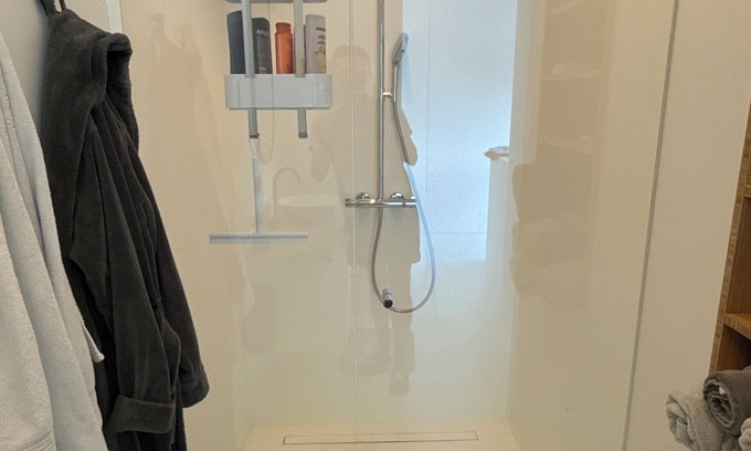 Huldenberg Villa | Private Bed and bathroom in house