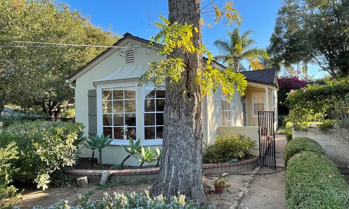 Upper Riviera House | Private Cottage w Glorious Views on the Riviera - 10 minute drive to downtown