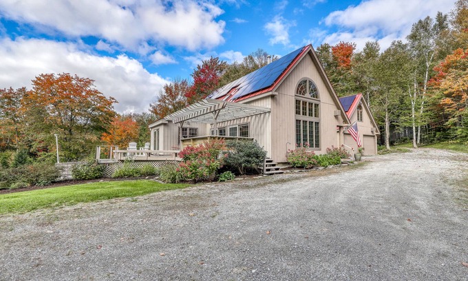Stratton and Bromley Ski Areas House | Private, Dog-Friendly Estate with Free WiFi, Fireplaces, Washer/Dryer, & Pond