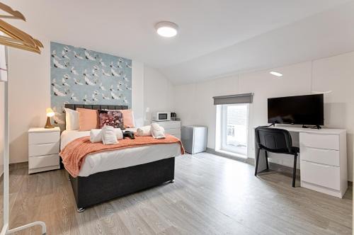 St. Thomas Apartment | Private En-Suite - TV - Fridge - Microwave