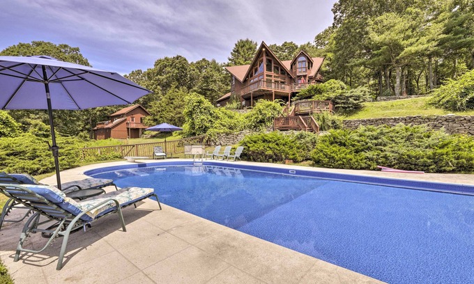 Montville Cottage | Private Guest House w/Deck + Spectacular Views!