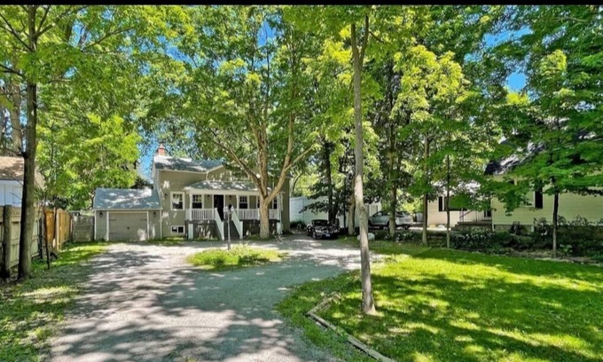 Thornhill House | Private heritage home close to trails, parks and recreation