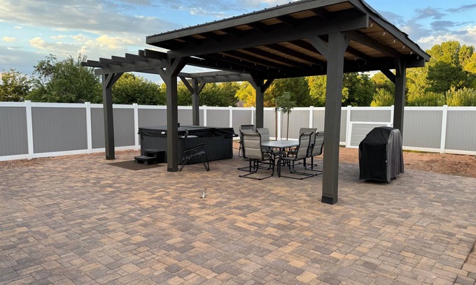 Hurricane House | Private Home-2 Bed/2 Bath -HOT TUB/Near Zion NP