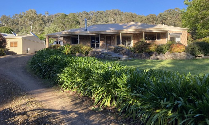 Tawonga South House | Private home on large block with gorges mountain views