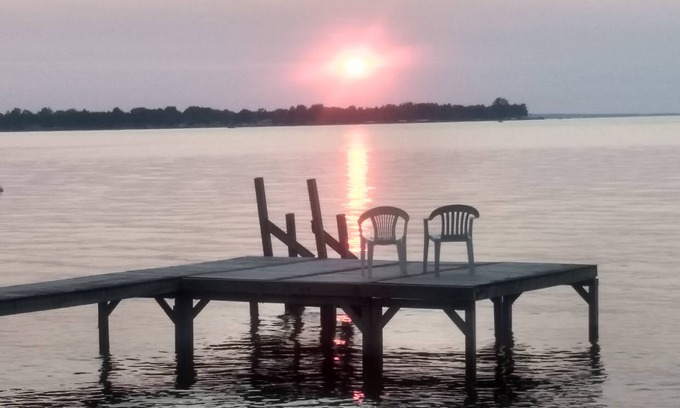 Prudenville Cottage | Private Lakefront Cottage with 90' of sandy East Bay frontage on Houghton Lake