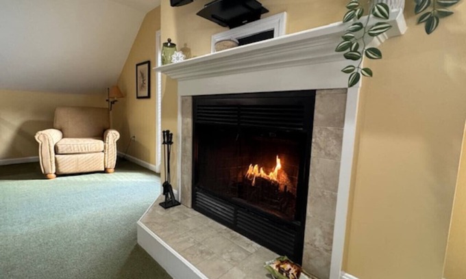 Francestown House | Private NH Escape | Cozy Fireplace & Deck