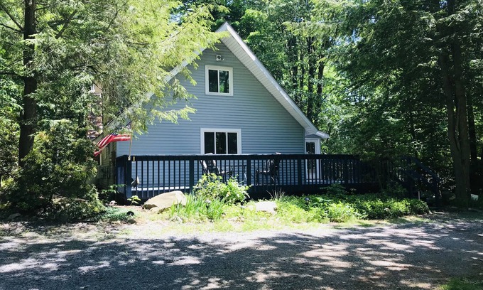 Tobyhanna Ski Chalet | Private Pocono Retreat on Golf Course & Pet friendly