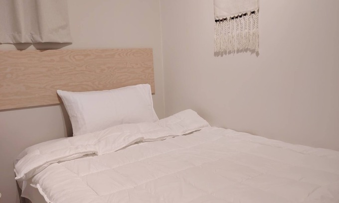 Buraydah Cabin | Private room 8m for men. Bed, AC, side table, Wi-Fi. Shared baths, lounges.