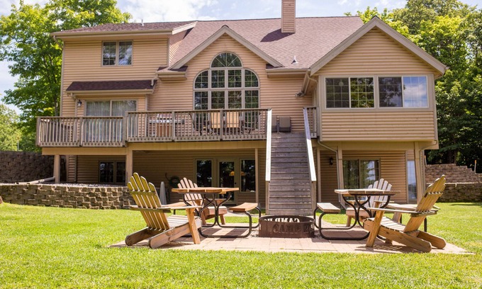 Deerwood House | Private - Secluded Lake Home/Sleeps up to 20 people