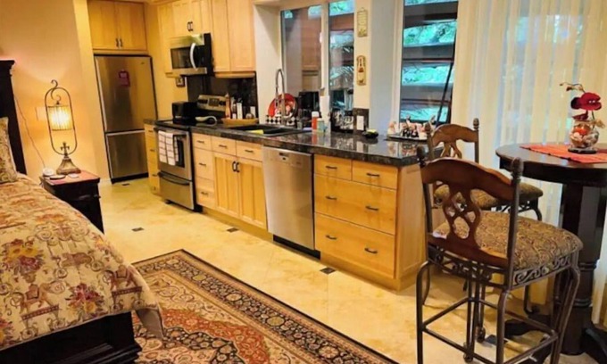 Mercer Island Apartment | Private studio, gated house, Seattle-Bellevue.