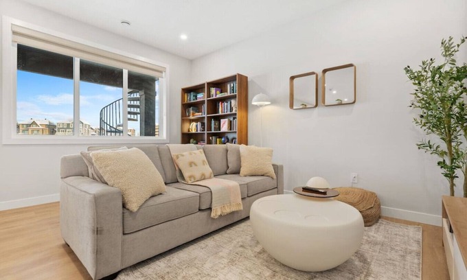 Chestermere House | Private Suite » Near Canal » AC » King Bed/w TV