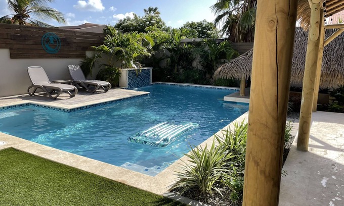 Palm Beach House | Private Tropical Paradise with ensuite King bedrooms- walk to Palm Beach