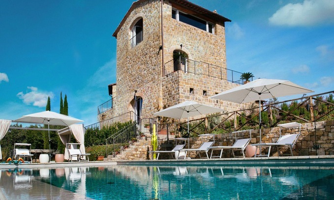 Radda in Chianti Villa | Private Villa with A/C, sauna, private pool, WIFI, hot tub, TV, patio, close to Greve In Chianti