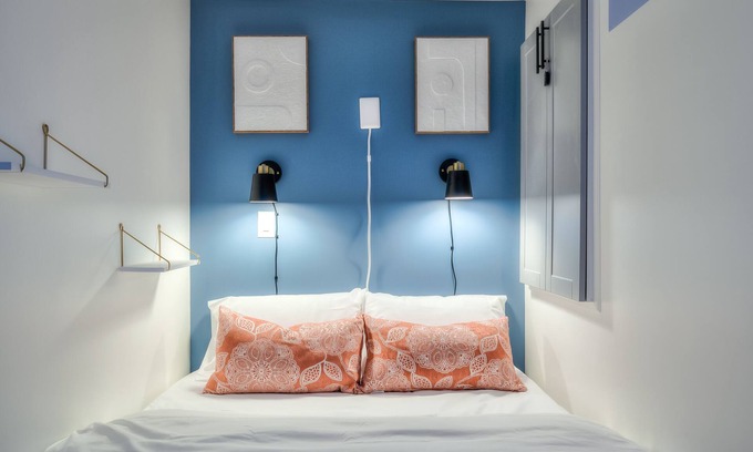 Pickering House | Private | WiFi | Queen Bed | TV | Desk | Cafe | Free Parking | Pickering Casino