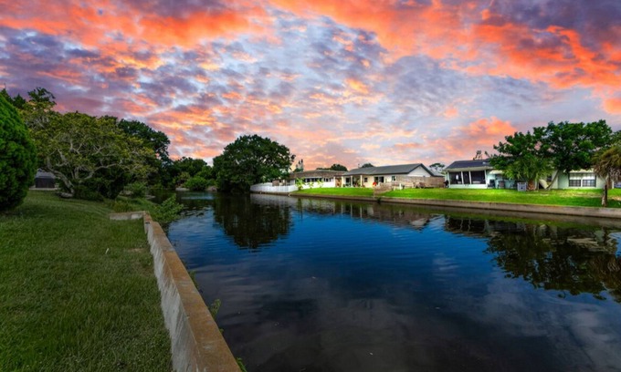 New Port Richey House | PROMO 5% weekly and 8% monthly discount!nPsalm139 Canal Front Vacation Home