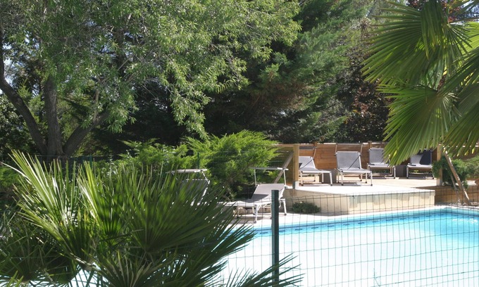 Mimet Cottage | Promotion -10% last minutes Gite in a property with trees and swimming pool.
