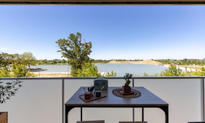 Monteux Apartment | Provence, Studio climatisé, vue lac Spirou 400 metres, Avignon 15 mn