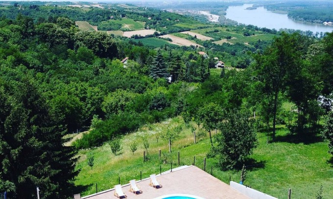 Sremski Karlovci Villa | Pruža jedinstveno iskustvo koje kombinuje prirodnu lepotu, luksuz i opuštanje.