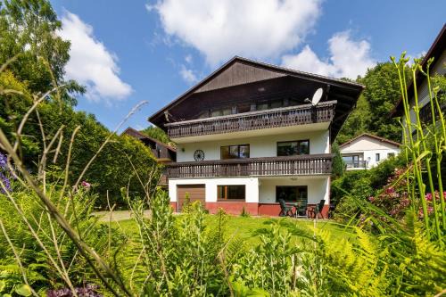 Bystra House | Przytulne Apartamenty w Klimatycznym Domu nad Białką w Otoczeniu Górskich Krajobrazów by Noclegi Renters