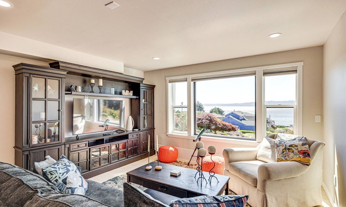 Des Moines Apartment | Puget Sound Views: Des Moines Apt w/Patio