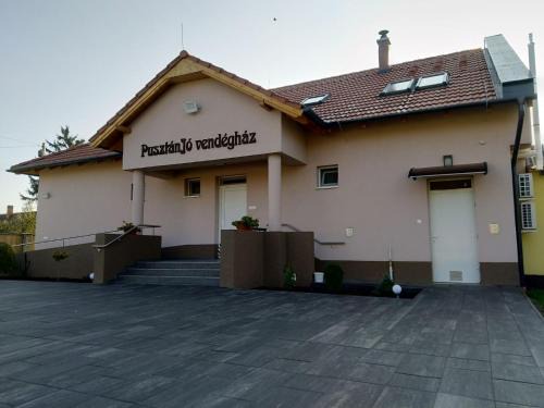 Komadi House | PusztánJó Vendégház