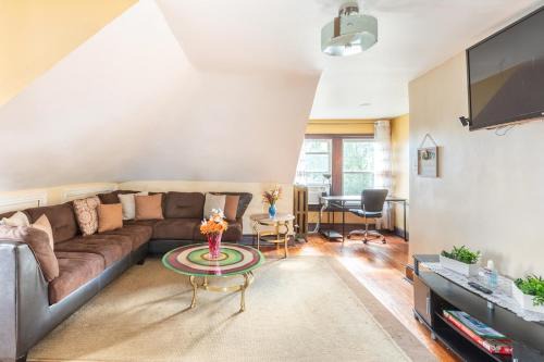 Upper Darby Apartment | Quaint 3rd Floor Loft