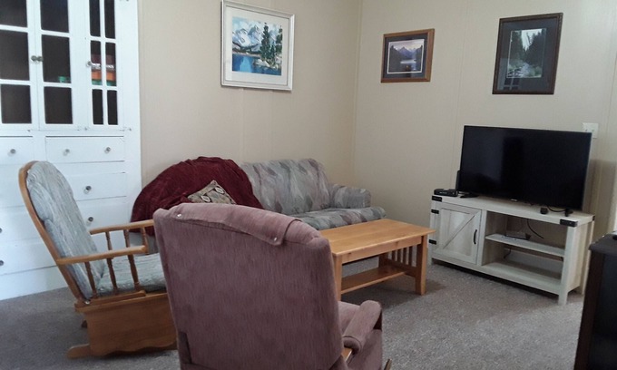 Deer Lodge House | Quaint and Comfortable