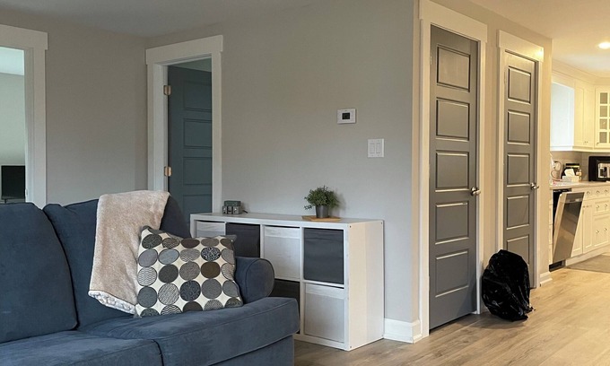 Athens House | Quaint and cozy cottage like atmosphere. Three minute walk to Charleston Lake,