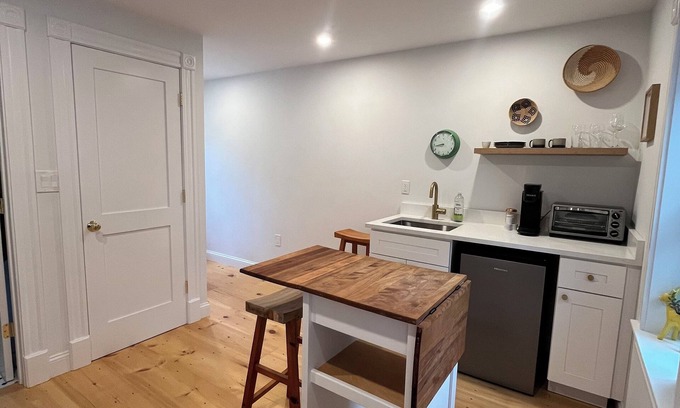 Framingham Apartment | Quaint apartment in charming Framingham, 5 Min to FSU