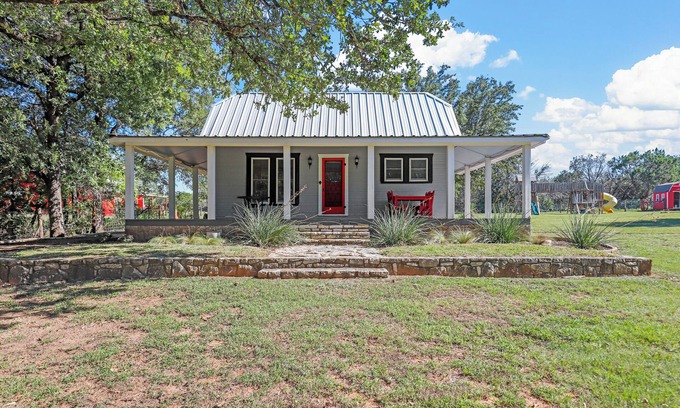 Paluxy Cottage | Quaint cottage on farm near downtown Granbury