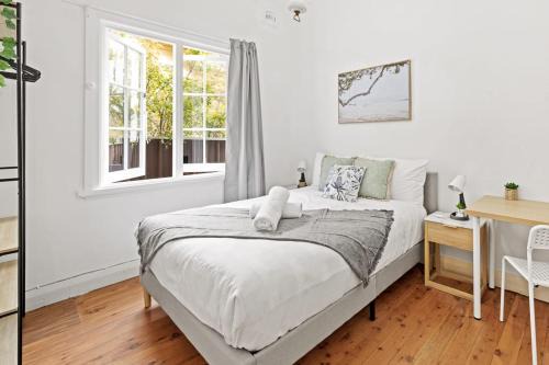 Maroubra South House | Quaint Double Room - Seconds to Shops & Eateries - Shared Bathroom