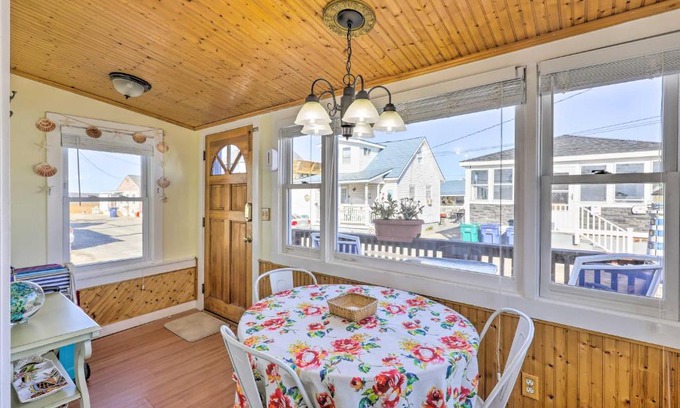 Hampton Villa | Quaint Hampton Villa - Walk to Beach and Dining