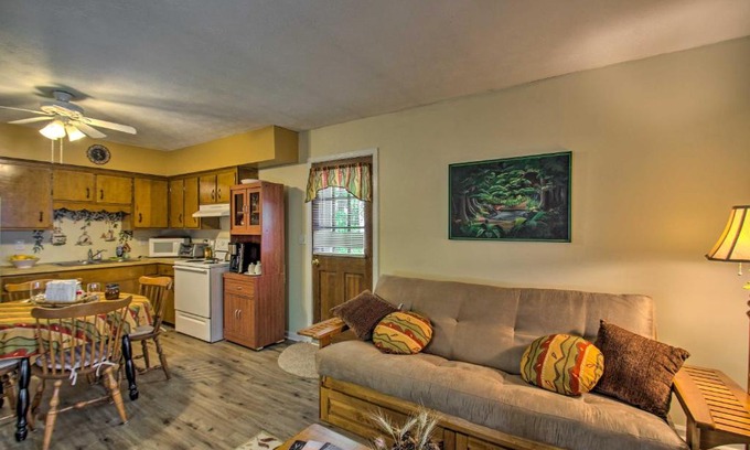 Hinton House | Quaint Hinton Hideaway - Hunt and Fish Nearby!