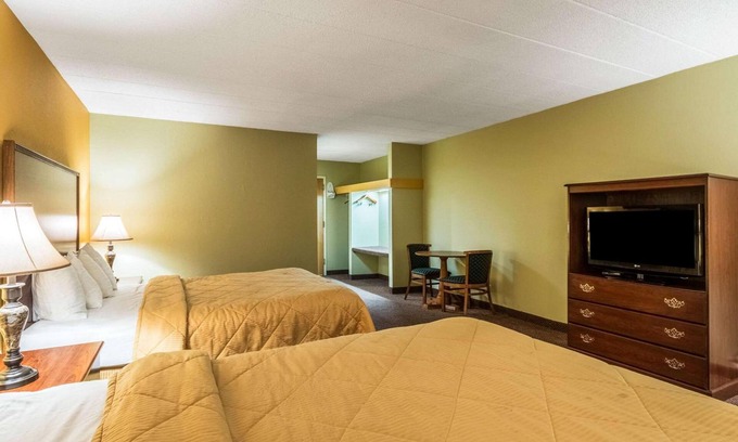 McHenry Hotel | Quaint Inn & Suites