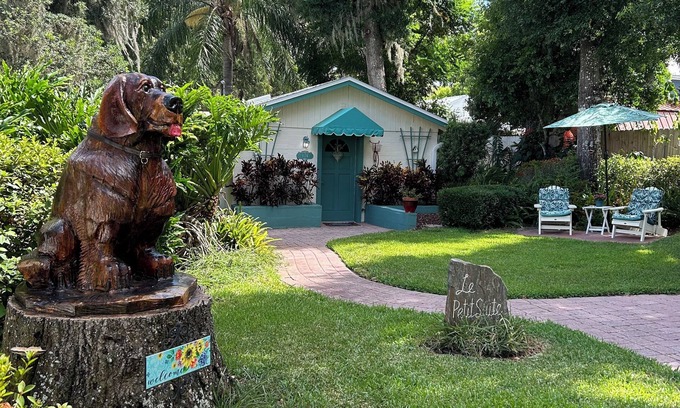 Mount Dora Cottage | Quaint Private Cottage in Residential Mount Dora - 1/2 mile from downtown