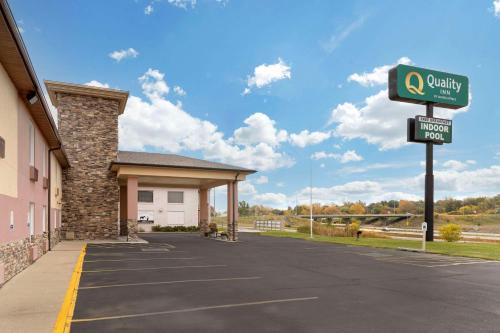 Newton Hotel | Quality Inn Newton at I-80