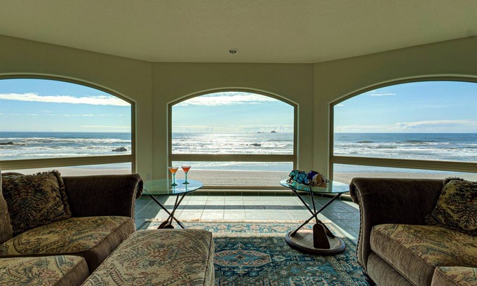 Gold Beach House | Queen Bee - Majestic Beach Front w/Vast Ocean Views, Spa