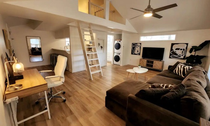 North Loop House | Quiet 1BR, full remote work setup, walkable area.nn