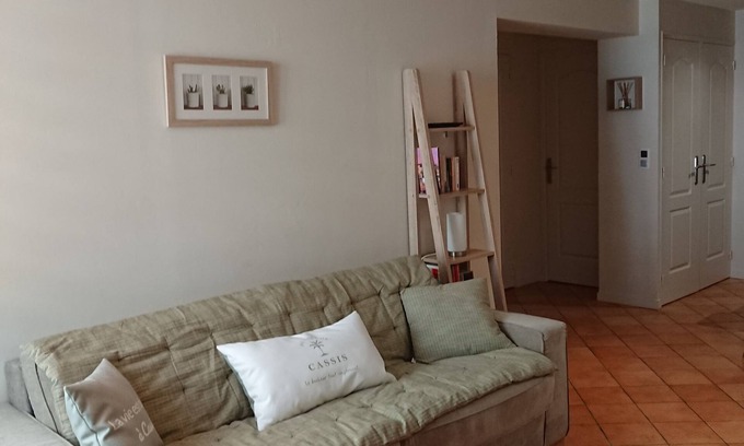 Cassis House | Quiet, air-conditioned apartment for 4 in city center