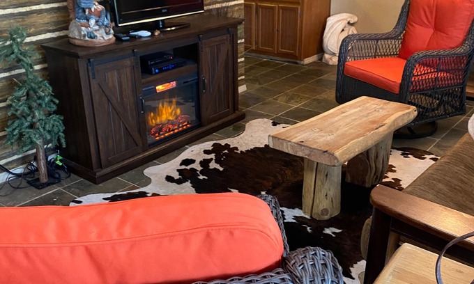 Gore Cabin | Quiet cabin minutes from Lake Tenkiller. Family or couple friendly.